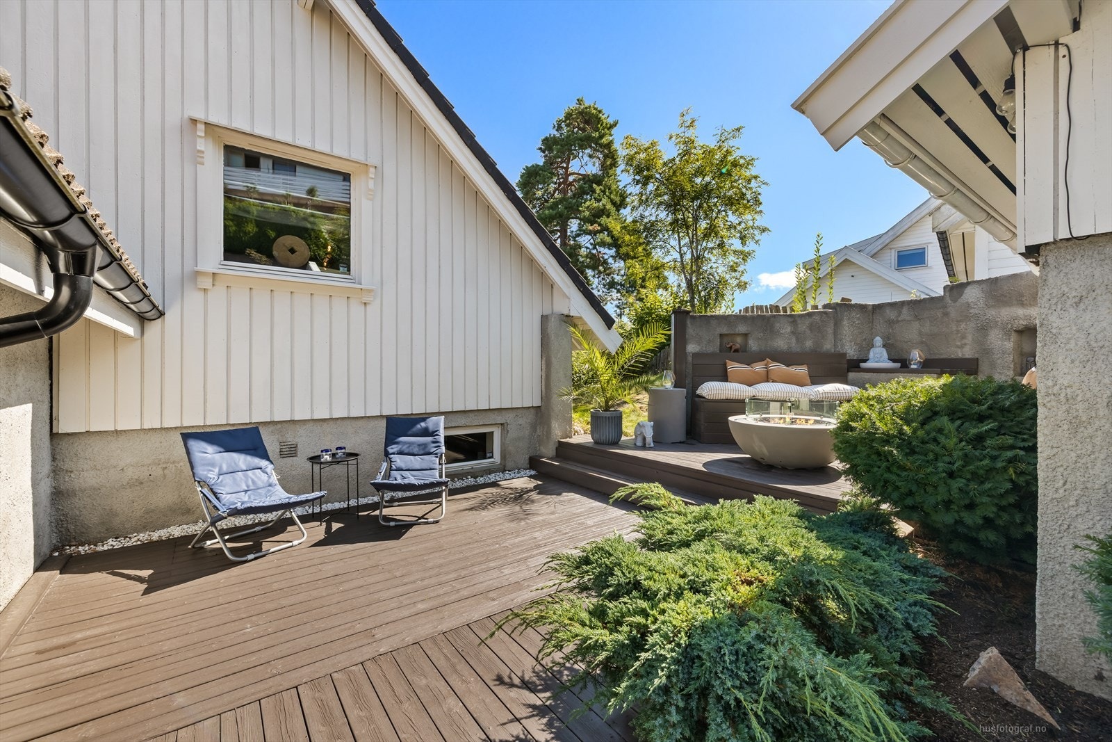 En komplett og innbydende uteplass hvor hele familien kan trives - med plass til både lek og avslapning. Galleribilde