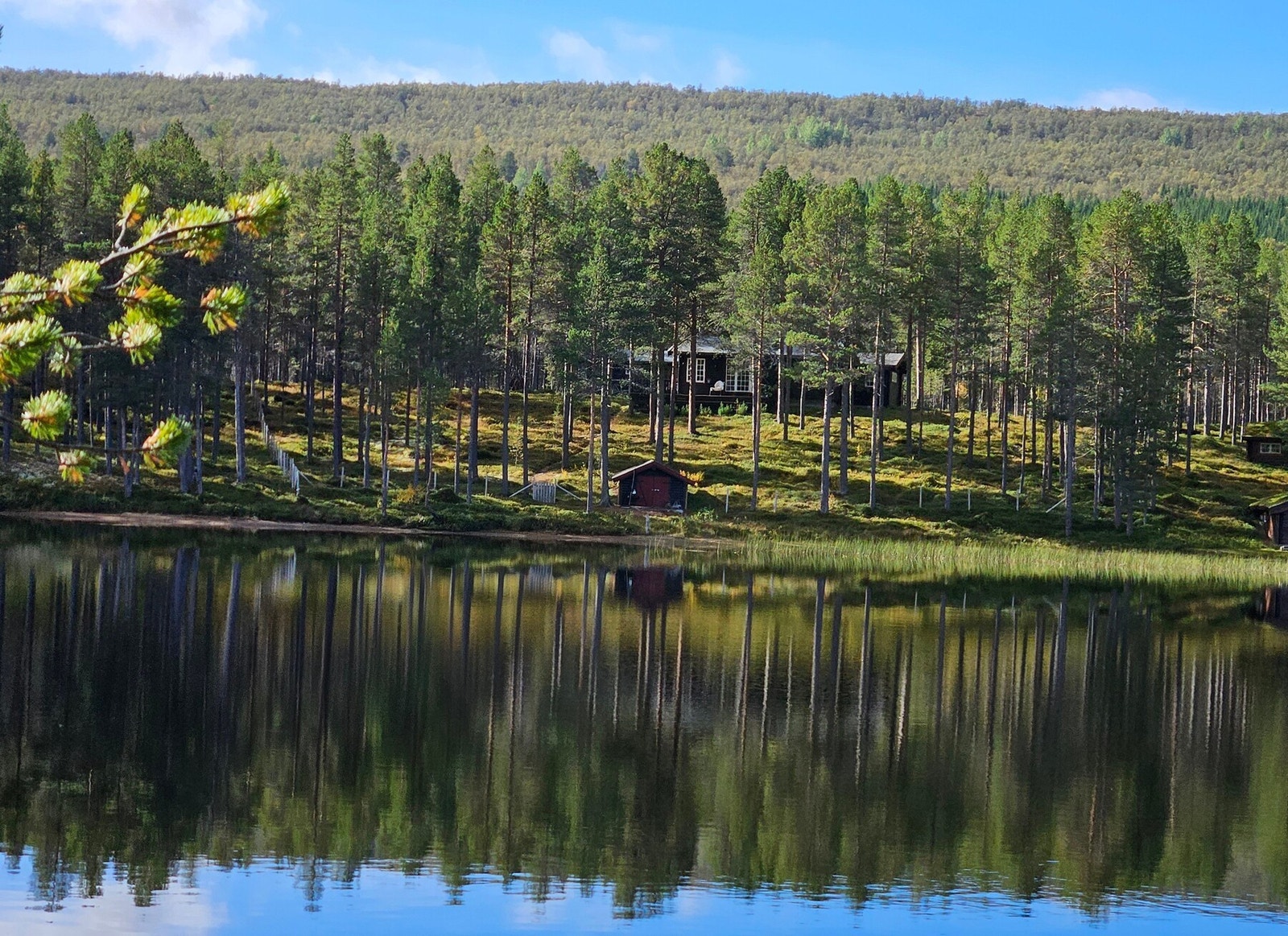 Hytta sett fra Rismosjøen. (Selgers private bilde) Galleribilde