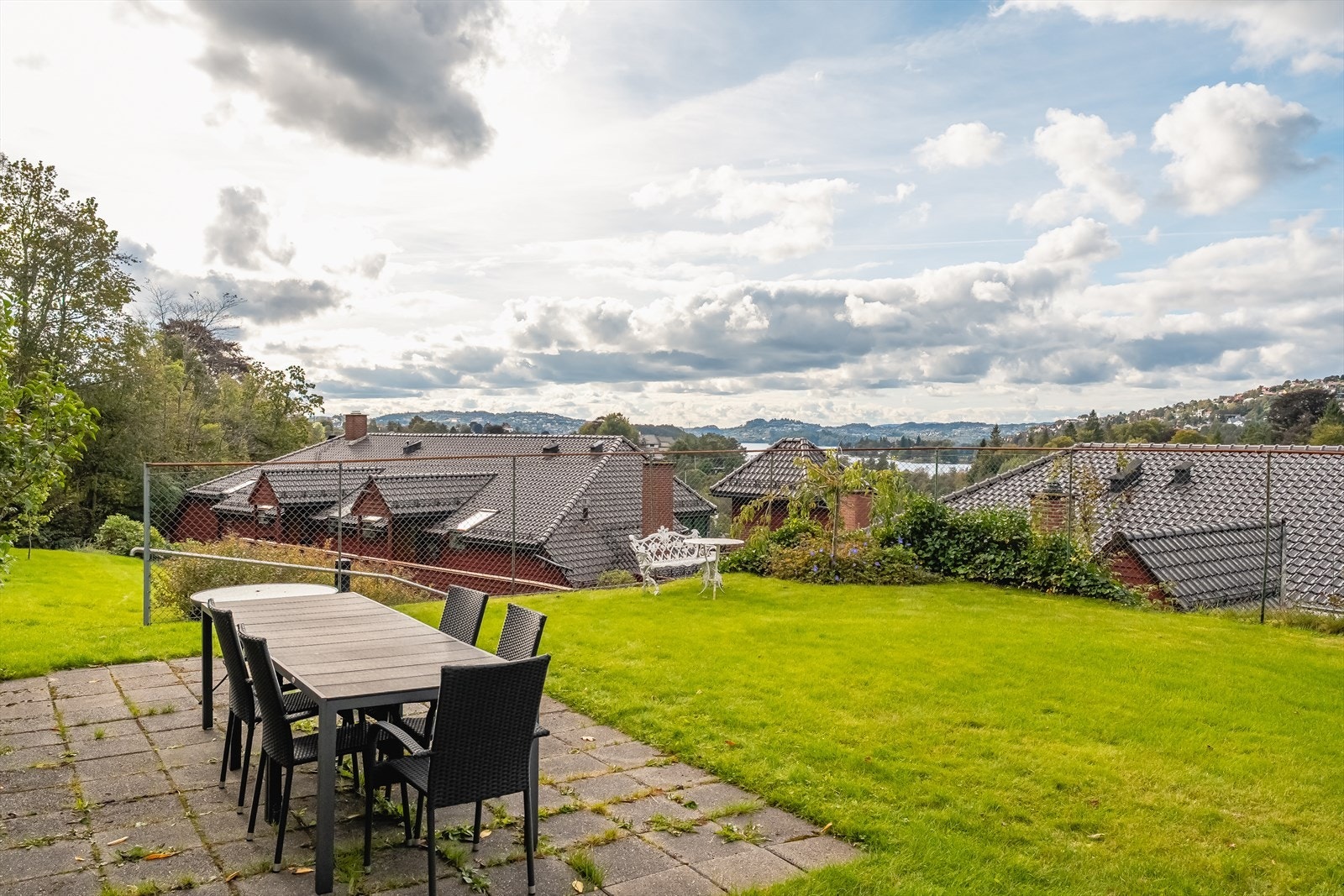 Sameiet har flotte fellesarealer med velholdt hage og uteanlegg. Galleribilde