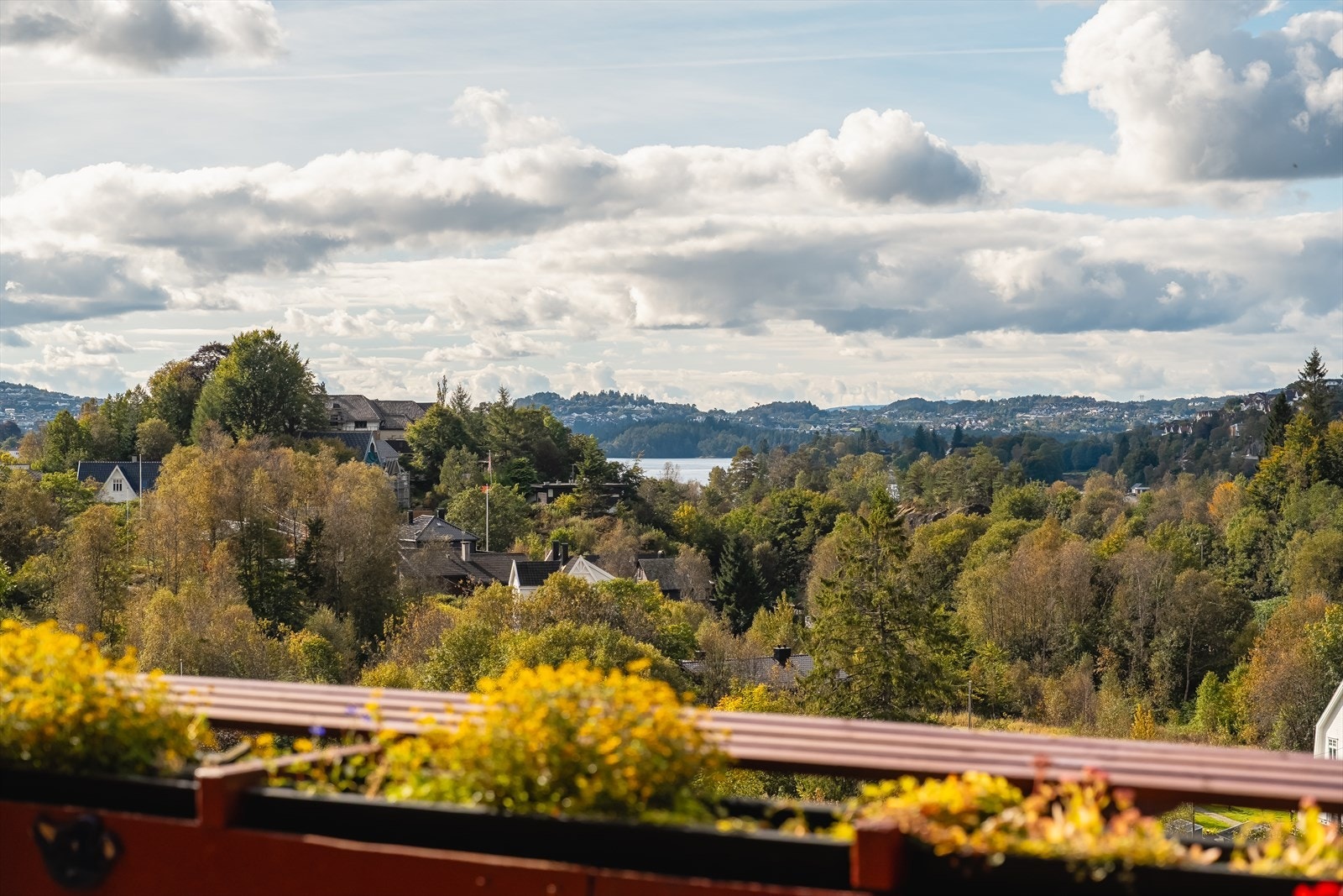 Da terrassen er vestvendt får man fantastiske solforhold til langt utover kvelden sommerstid. Galleribilde