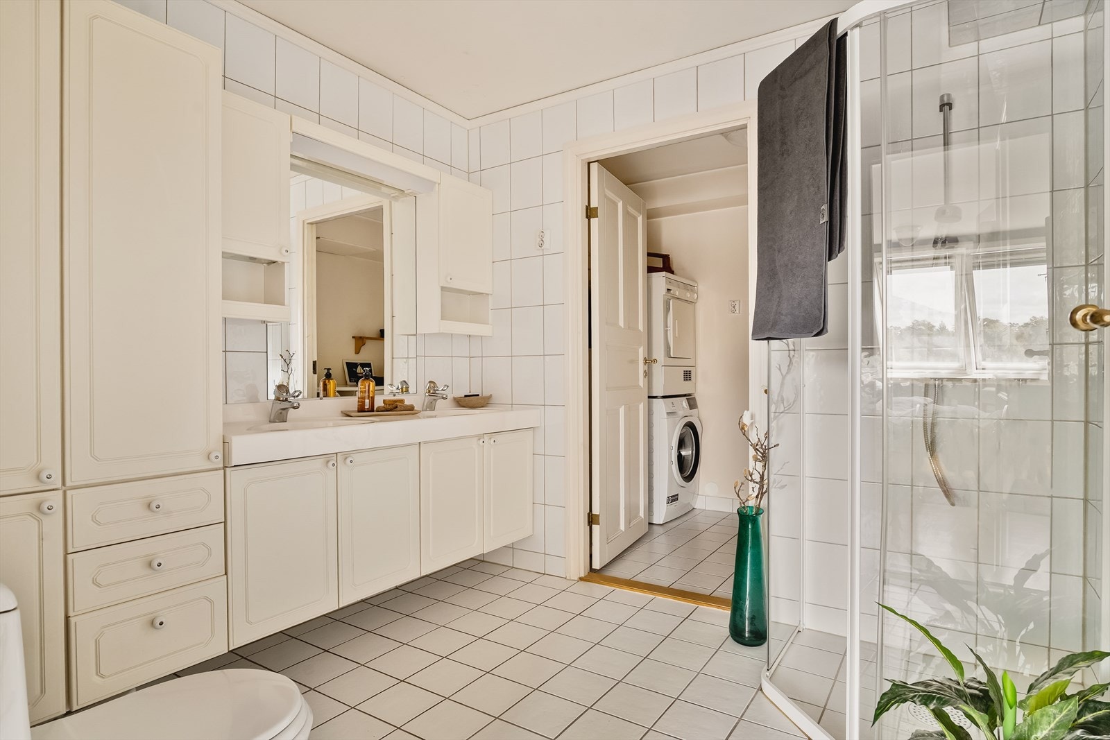 Badet er av god størrelse og måler 6,6m². Badet er innredet med stort baderomsmøbel med god skapplass, dobbel servant, speil, wc og dushjørne. Galleribilde