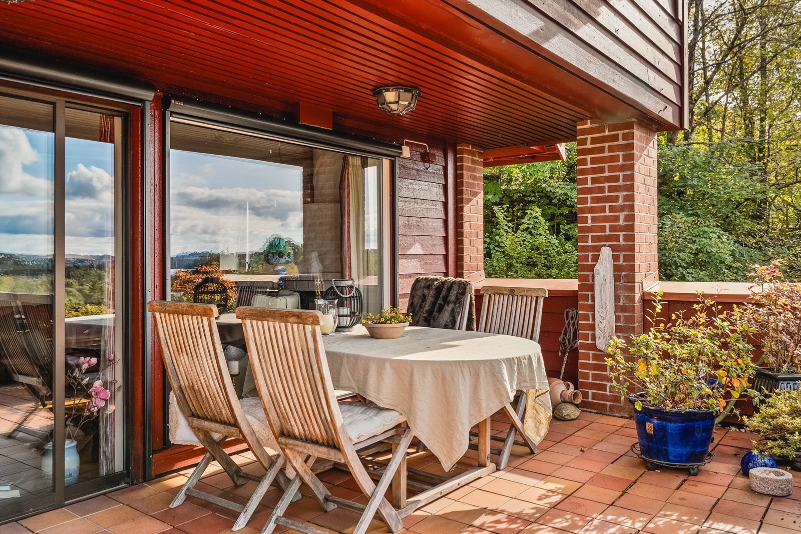 På terrassen har man rikelig med plass til det en måtte ønske av utemøbler. Galleribilde