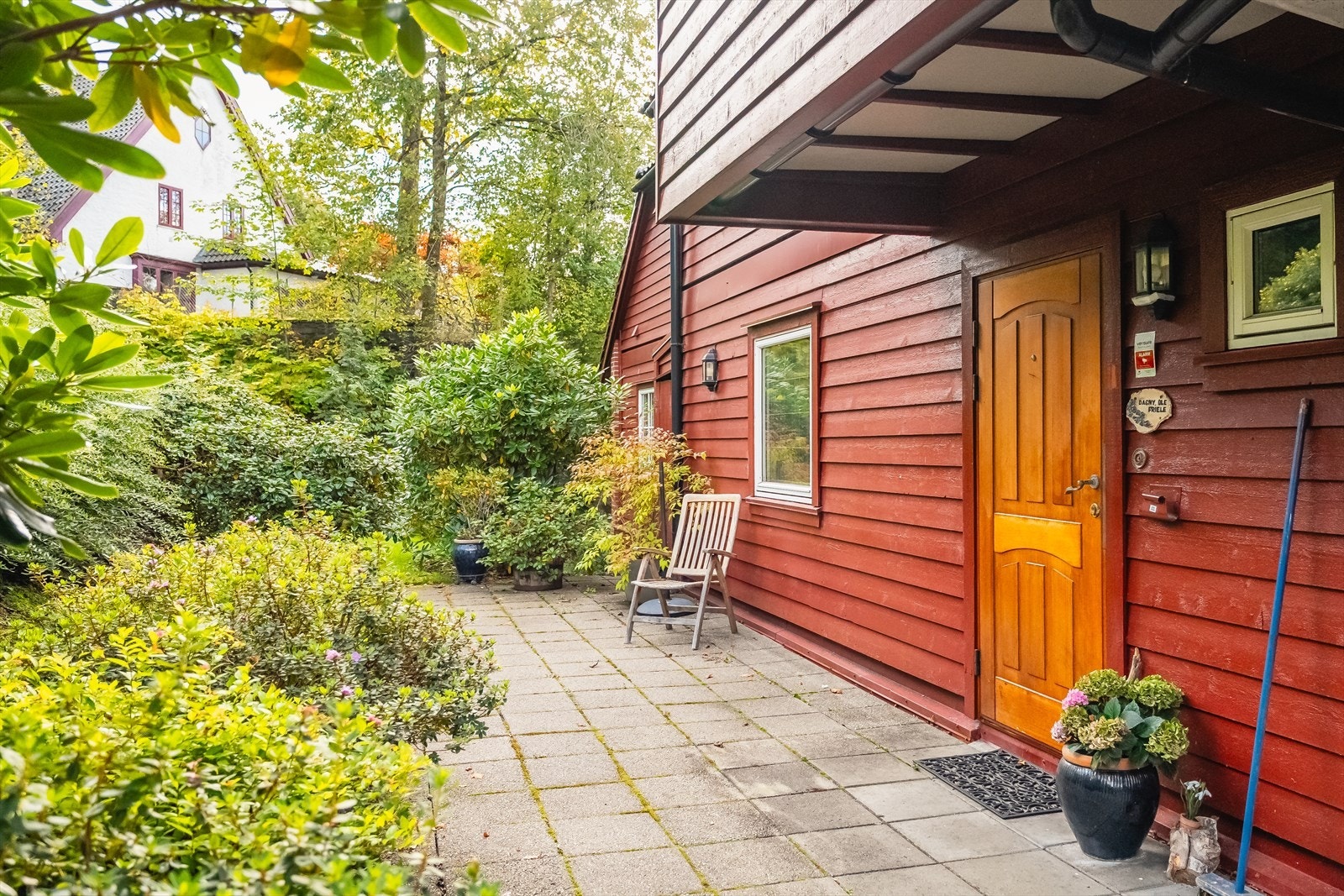 Inngangspartiet på baksiden av bygget gir et godt førsteinntrykk omkranset av prydbusker og grøntarealer Galleribilde