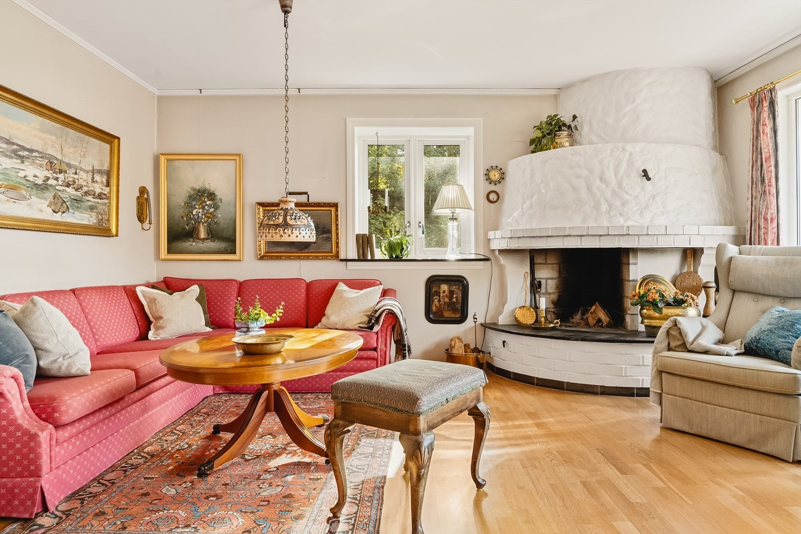 Her har man en klassisk peis som gir god varme i vinterhalvåret og gir en lun og hjemmekoselig atmosfære. Galleribilde