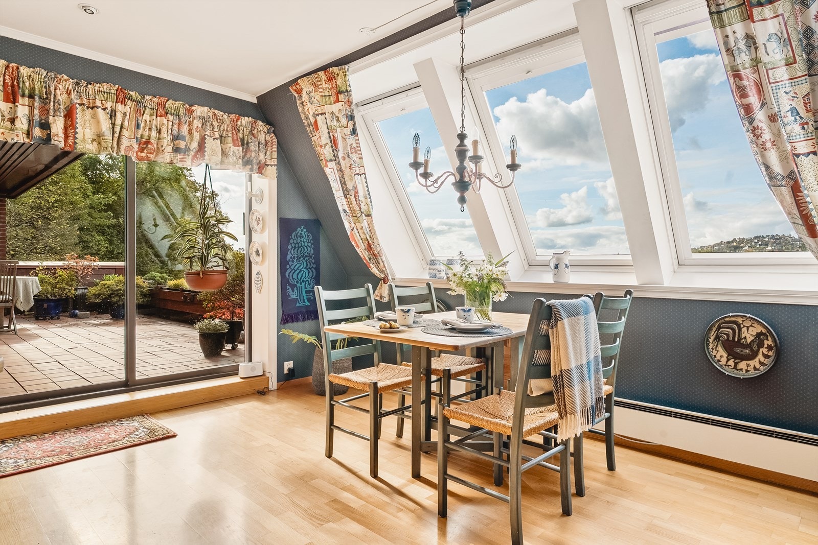 På kjøkkenet innredes det naturlig med spisebord for et praktisk sted å nyte frokosten og morgenkaffen. Galleribilde