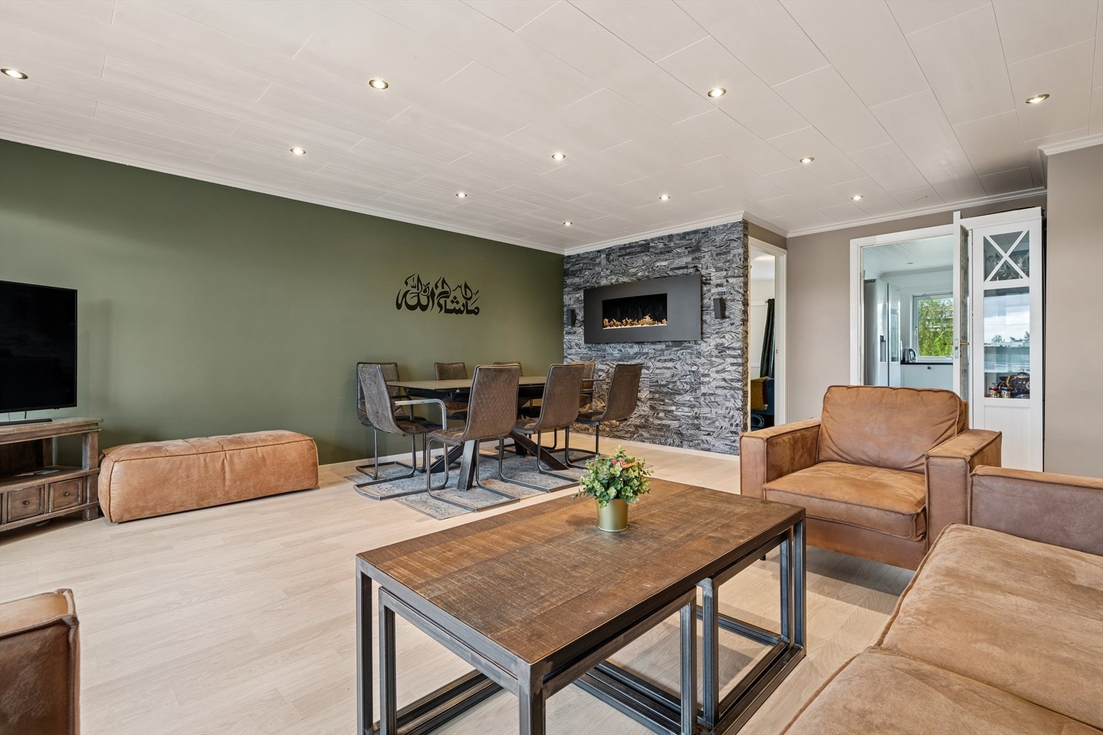 Det er utstrakt bruk av downlights og laminat på gulvet. Galleribilde