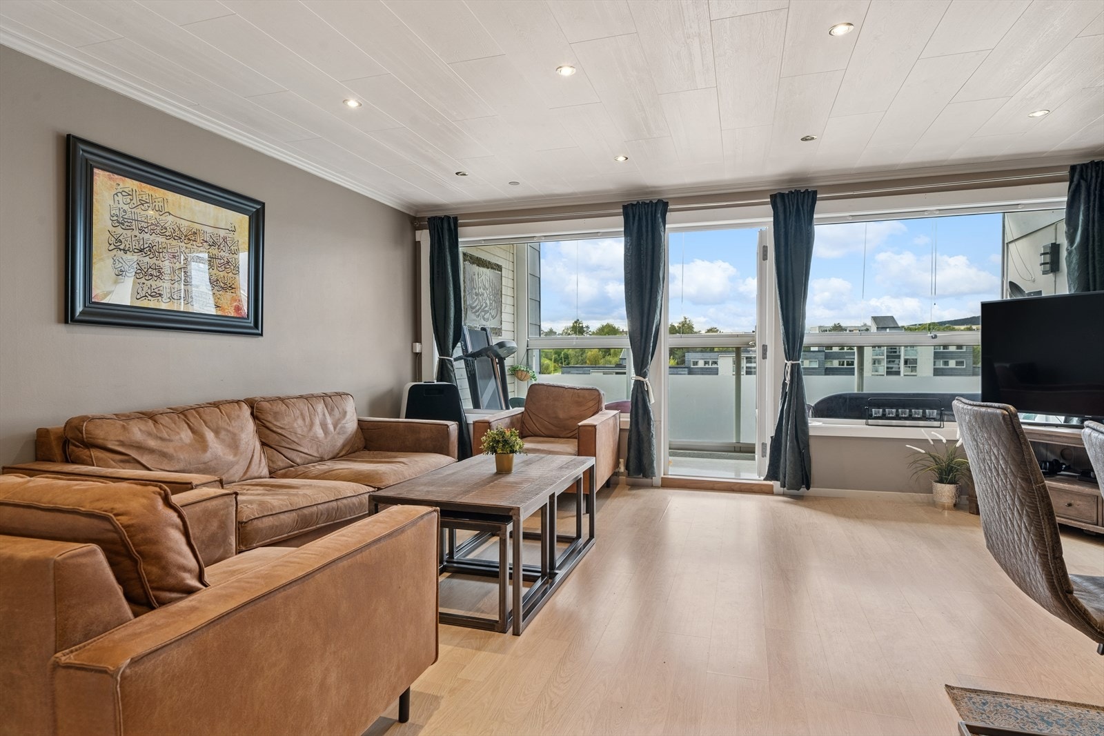 Innbydende stue med god plass til sofagruppe og spisebord. Galleribilde