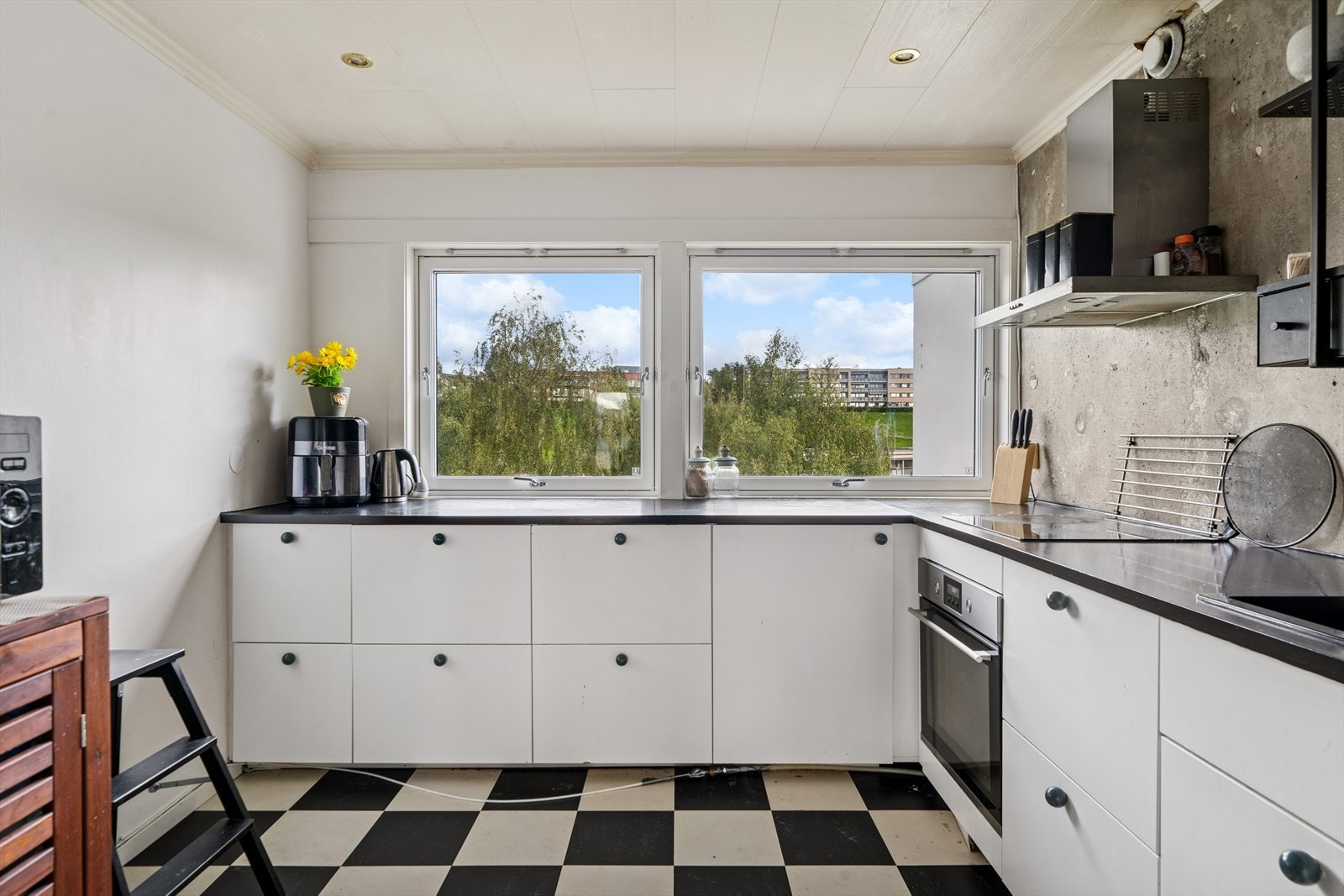 Kjøkkenet har godt med skap og benkeplass. Galleribilde