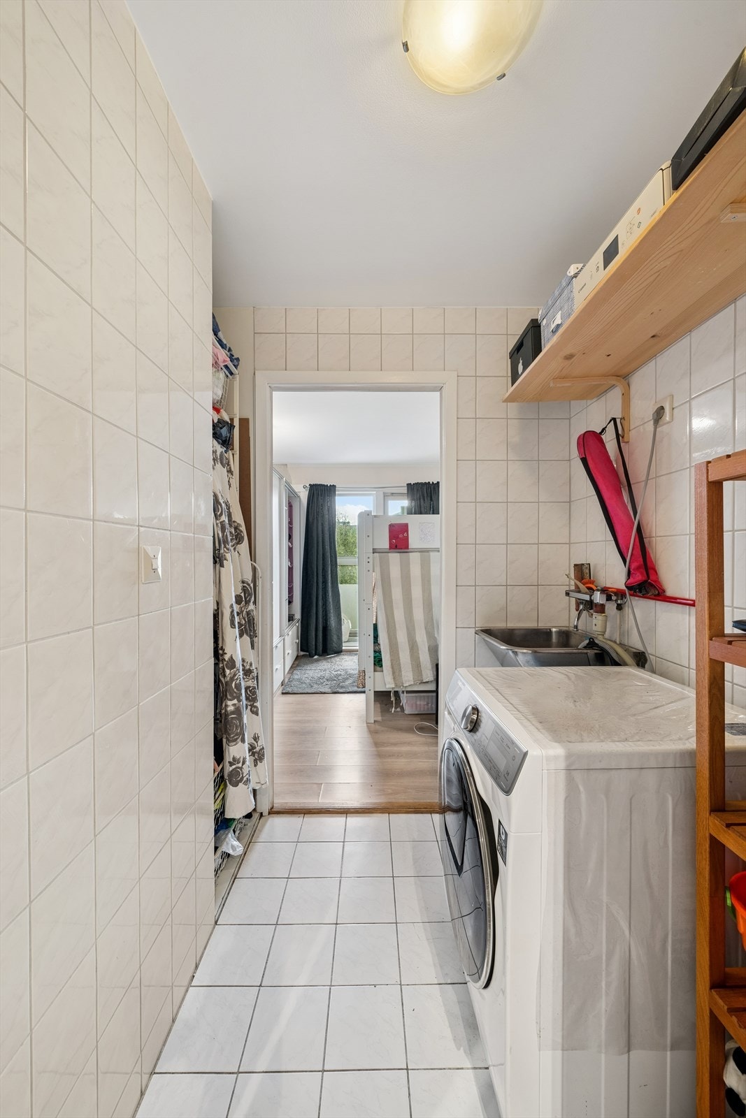 Fra gangen er det adkomst til gang/grovkjøkken som tar deg videre til hovedsoverommet. Det er installert vaskemaskin i rommet, men det er ikke sluk eller lekkasjestopper. Rommet tilfredstiller ikke kravene til våtrom og er definert som gang/grovkjøkken. Galleribilde