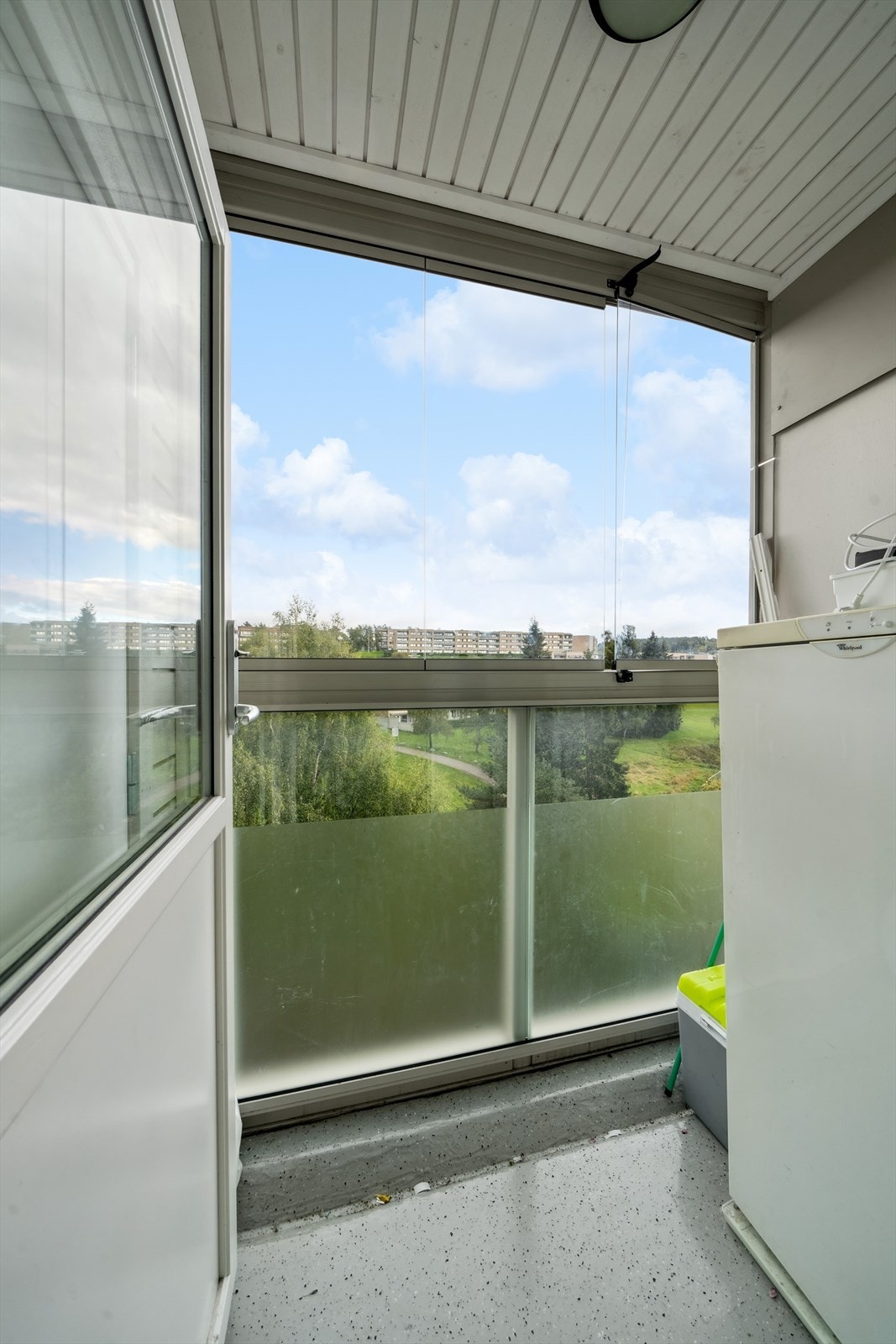 Her er det også utgang til en østvendt innglasset balkong på ca. 3 kvm samt en bod på ca. 2 kvm. Galleribilde