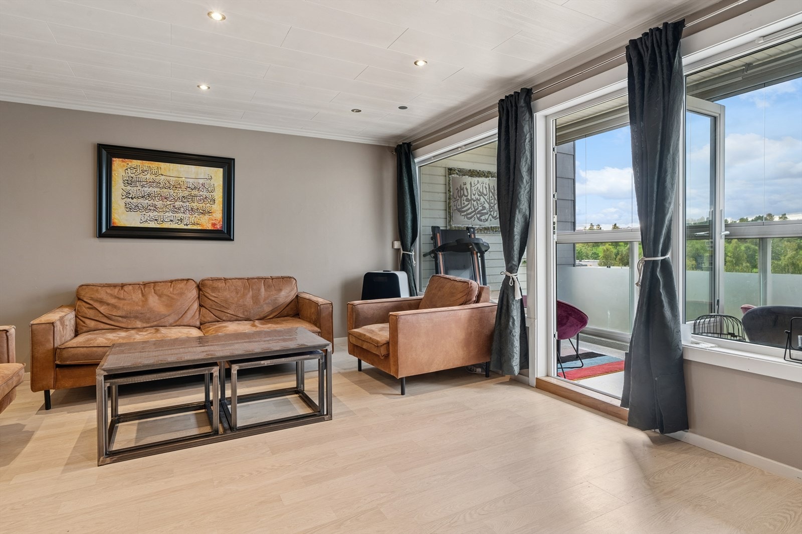 Store vindusflater slipper inn rikelig med naturlig lys. Galleribilde