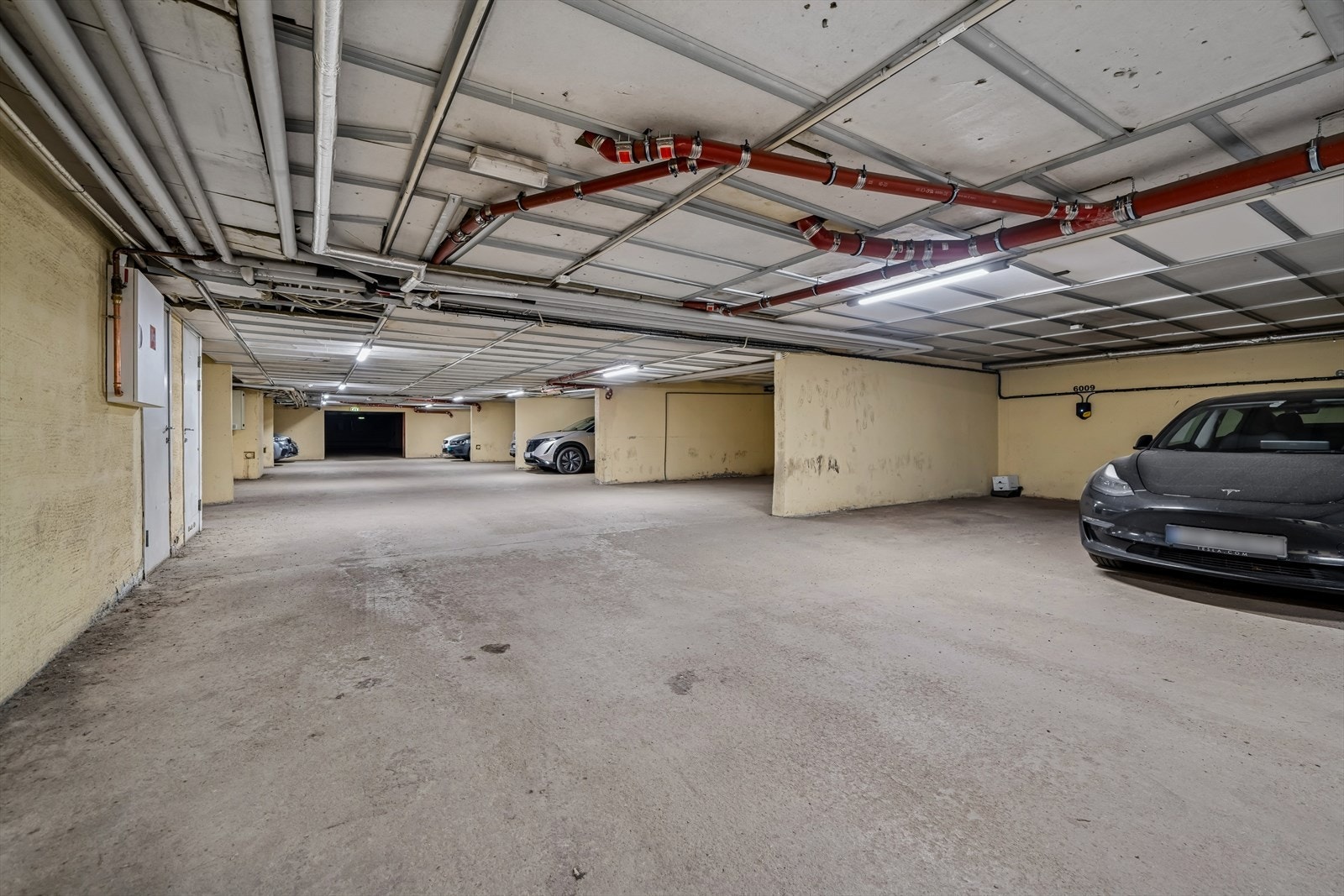 Leiligheten disponerer en parkeringsplass i felles garasjekjeller med elbillader. Galleribilde