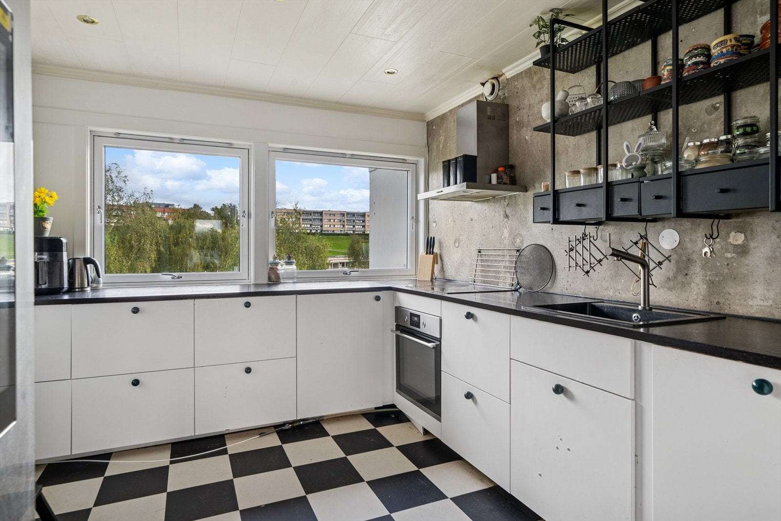 Kjøkkenet har innredning med glatte fronter og benkeplate av laminat. Det er kjøkkenventilator med kullfilter. Galleribilde