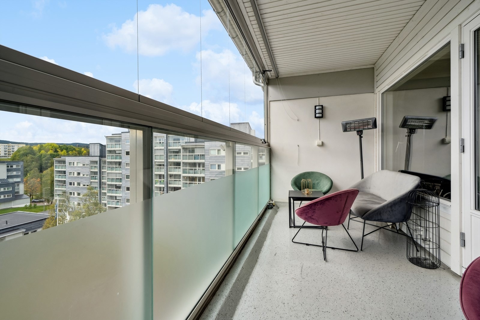 Fra stuen er det utgang til en innglasset vestvendt balkong på ca.9 kvm. Galleribilde