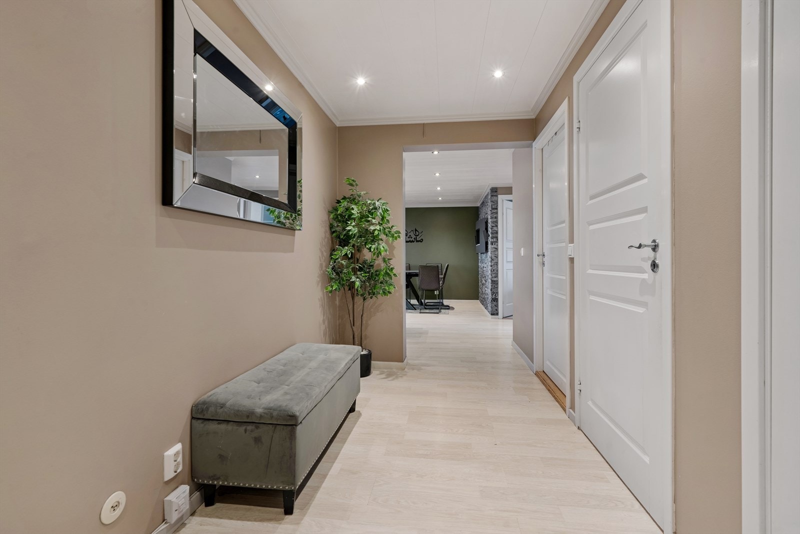 Entré/gang med plass til sko og yttertøy. Galleribilde