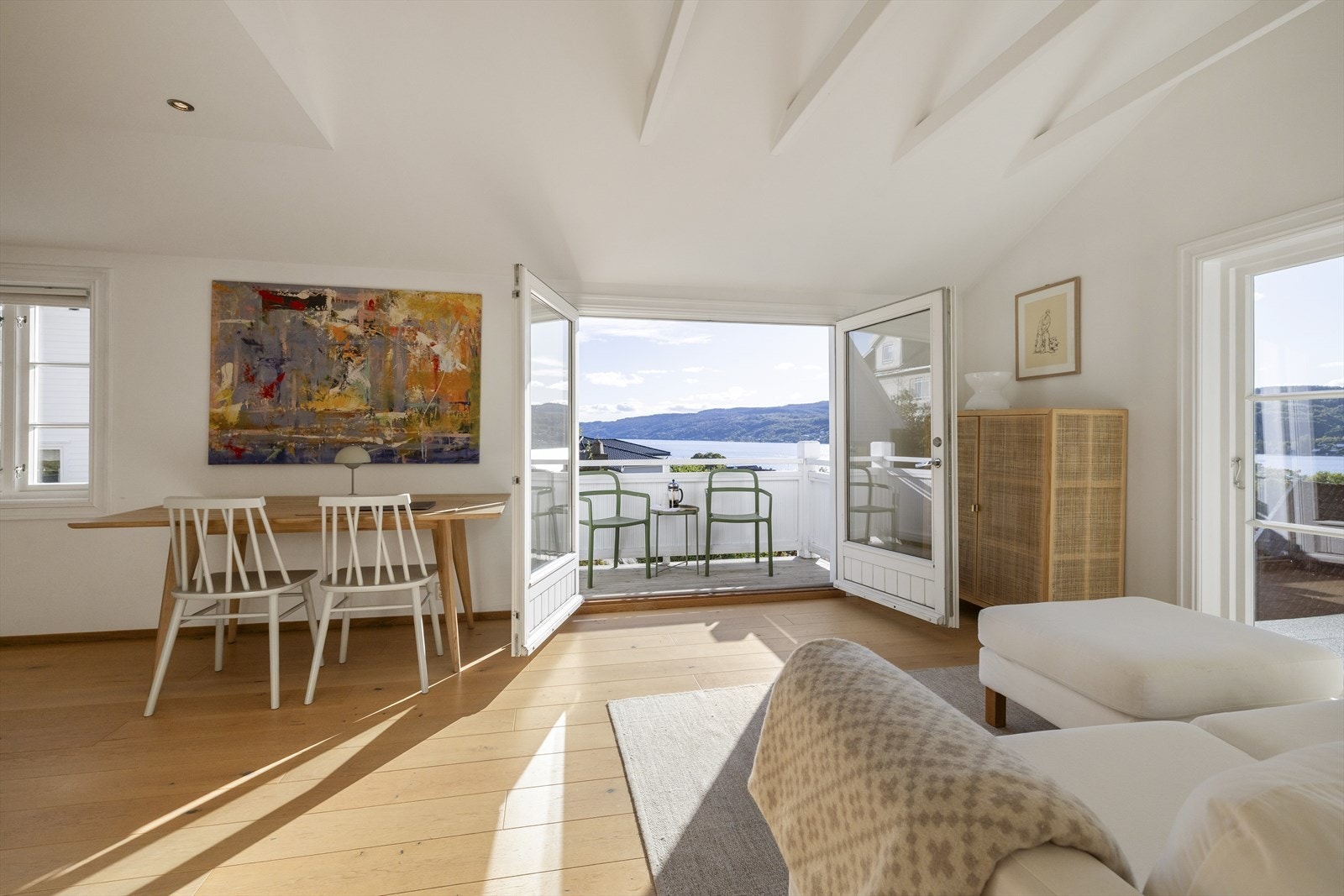 Doble dører fra stuen til balkongen hvor cruisetrafikken kan følges Galleribilde