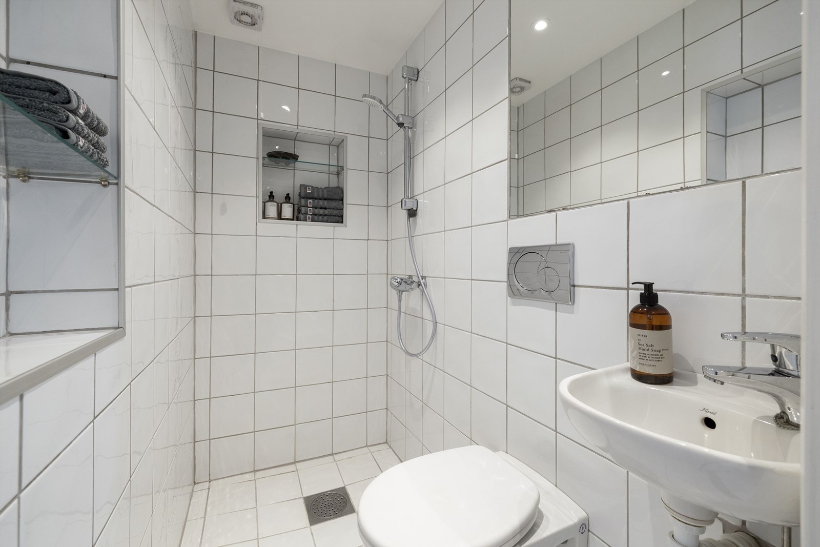 Bad/wc fra 2002. Fliser på gulv m/varme, fliser på vegg og malte flater i tak. Downlights og tak fra 2015 Galleribilde