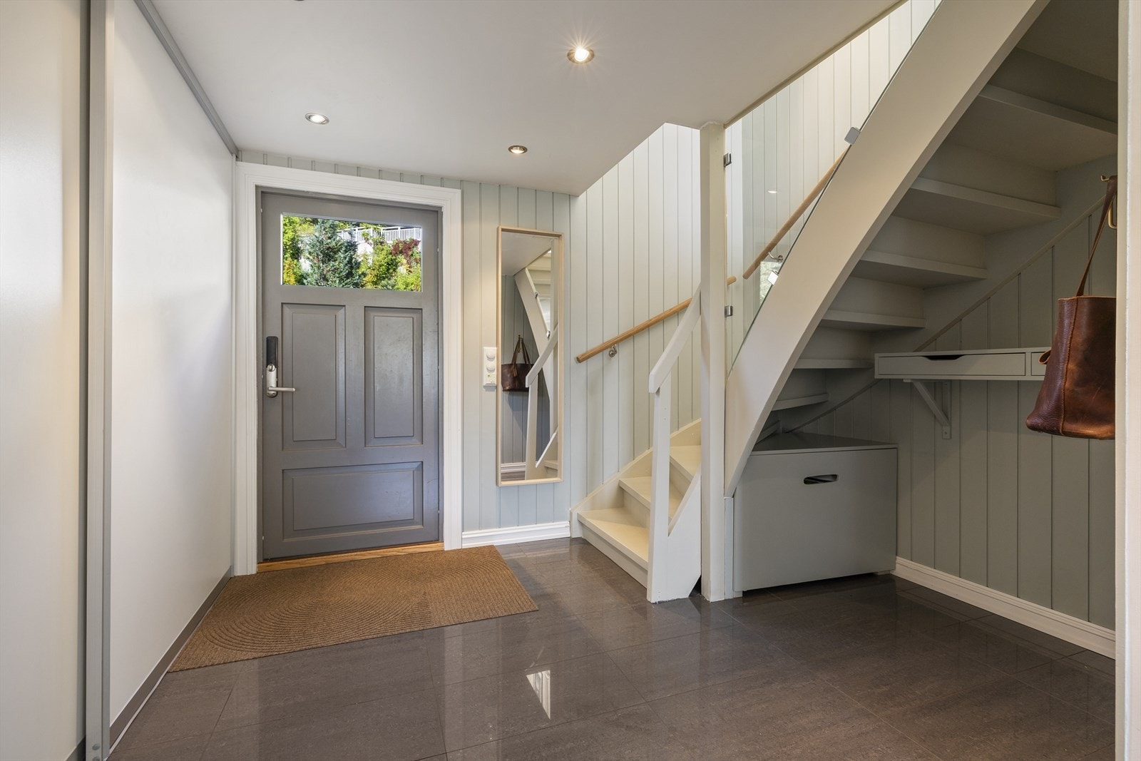 Velkommen inn! Flislagt entré med heldekkende skyvedørsgarderobe Galleribilde