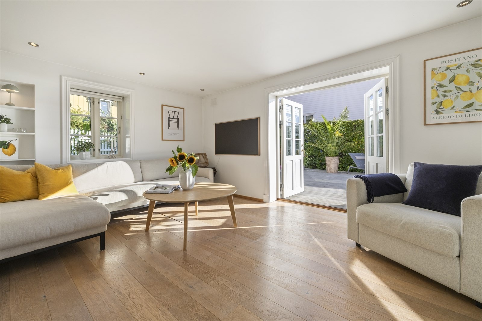 Utgang fra stue i 1.etasje til stor skjermet og solrik terrasse på ca. 60m² Galleribilde