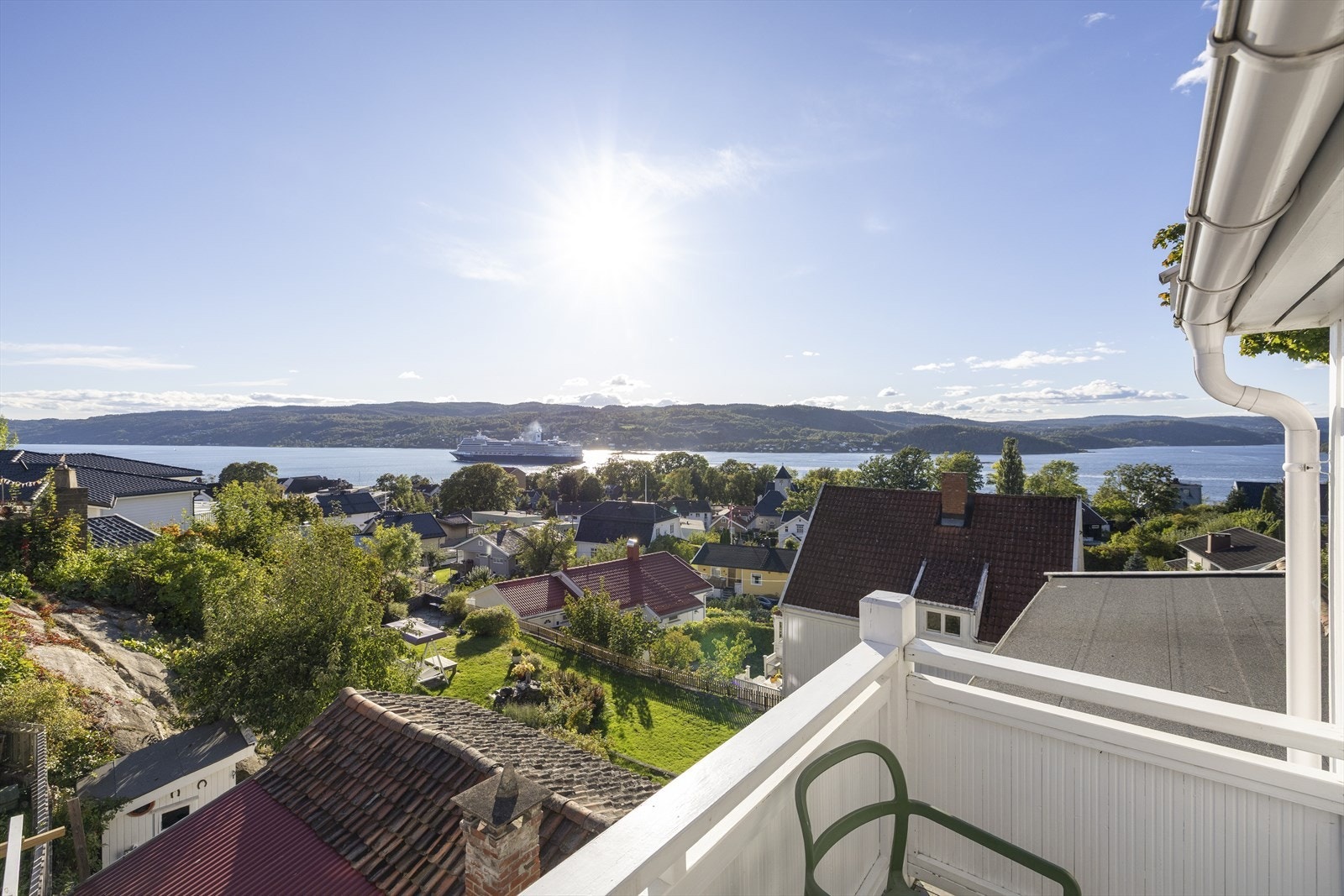 Nær strand og torg, samt tett på sjøen hvor man kan følge båttrafikken som seiler forbi Galleribilde