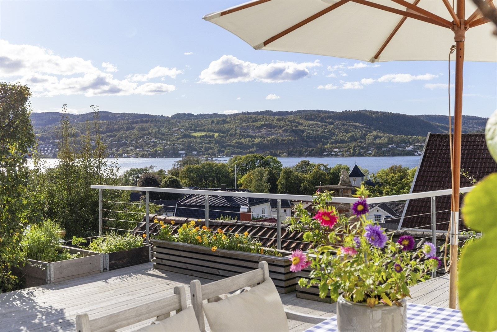 Plassbygget blomsterkasser og grønnsakshage på terrassen Galleribilde