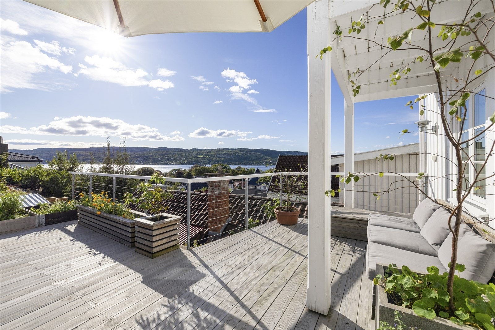 Delvis overbygget del av terrasse med sittebenk/sofa Galleribilde