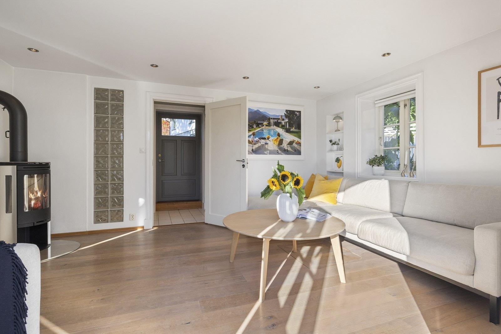 Fra stuen er det adkomst til bi-entré tilknyttet bad og vaskerom Galleribilde