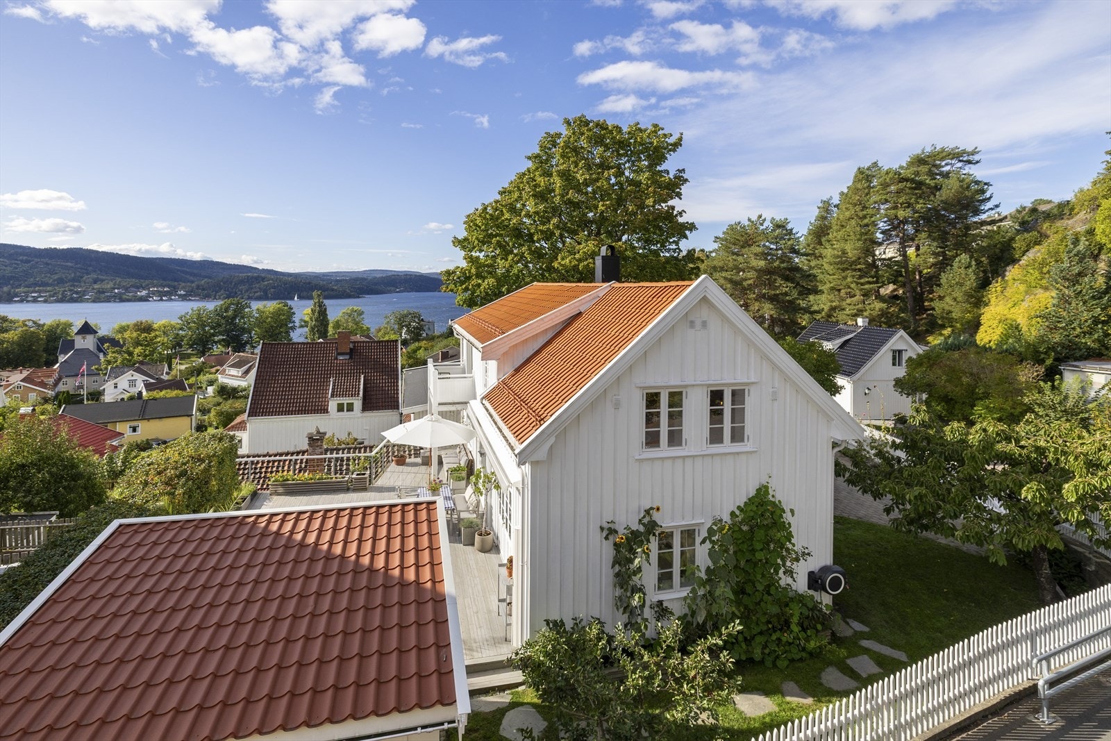 Spesiell eiendom sentralt i Drøbak - enebolig med historisk sjarm, solrike uterom og fjordutsikt Galleribilde