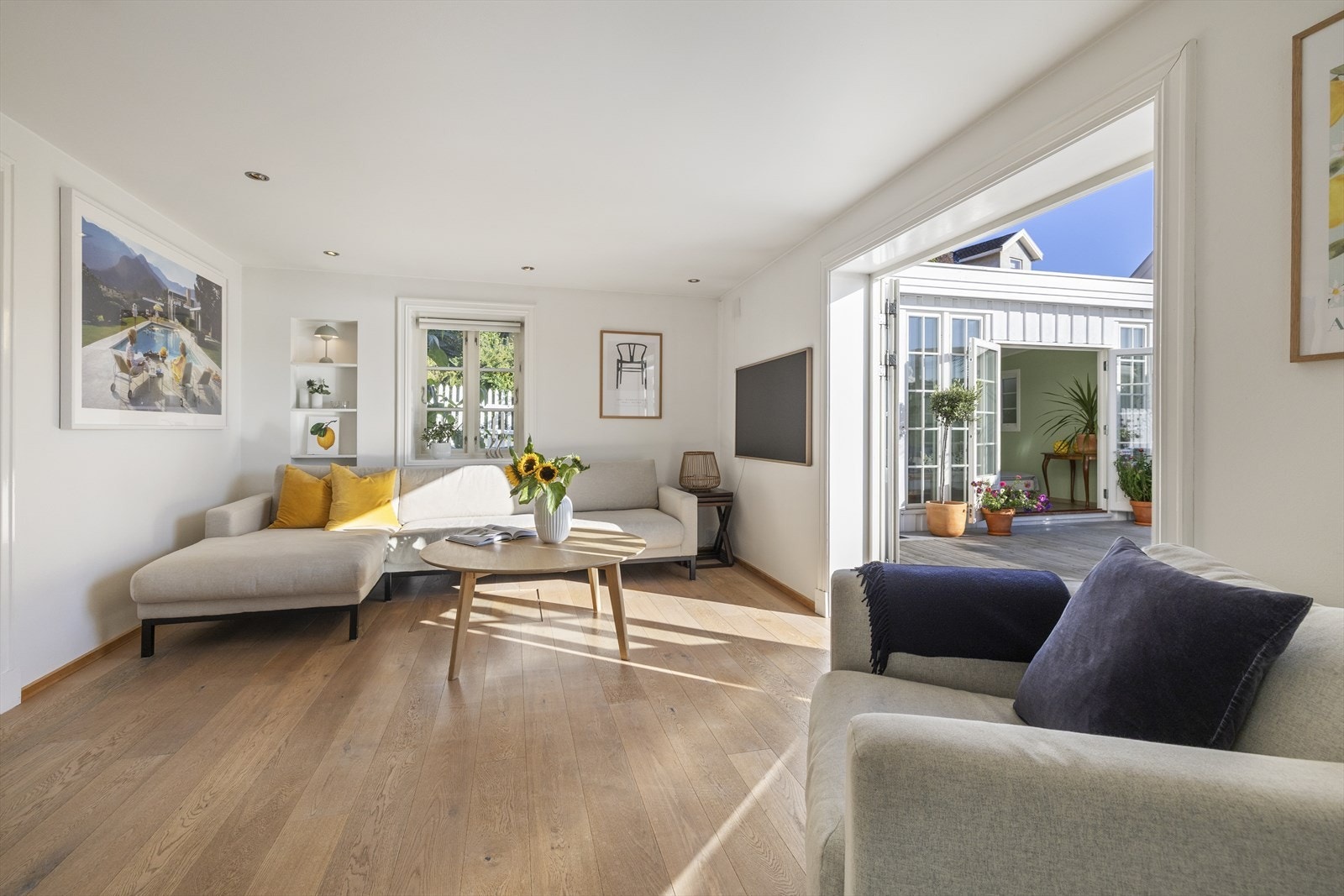 Lys og luftig stue med enstavs parkett Galleribilde