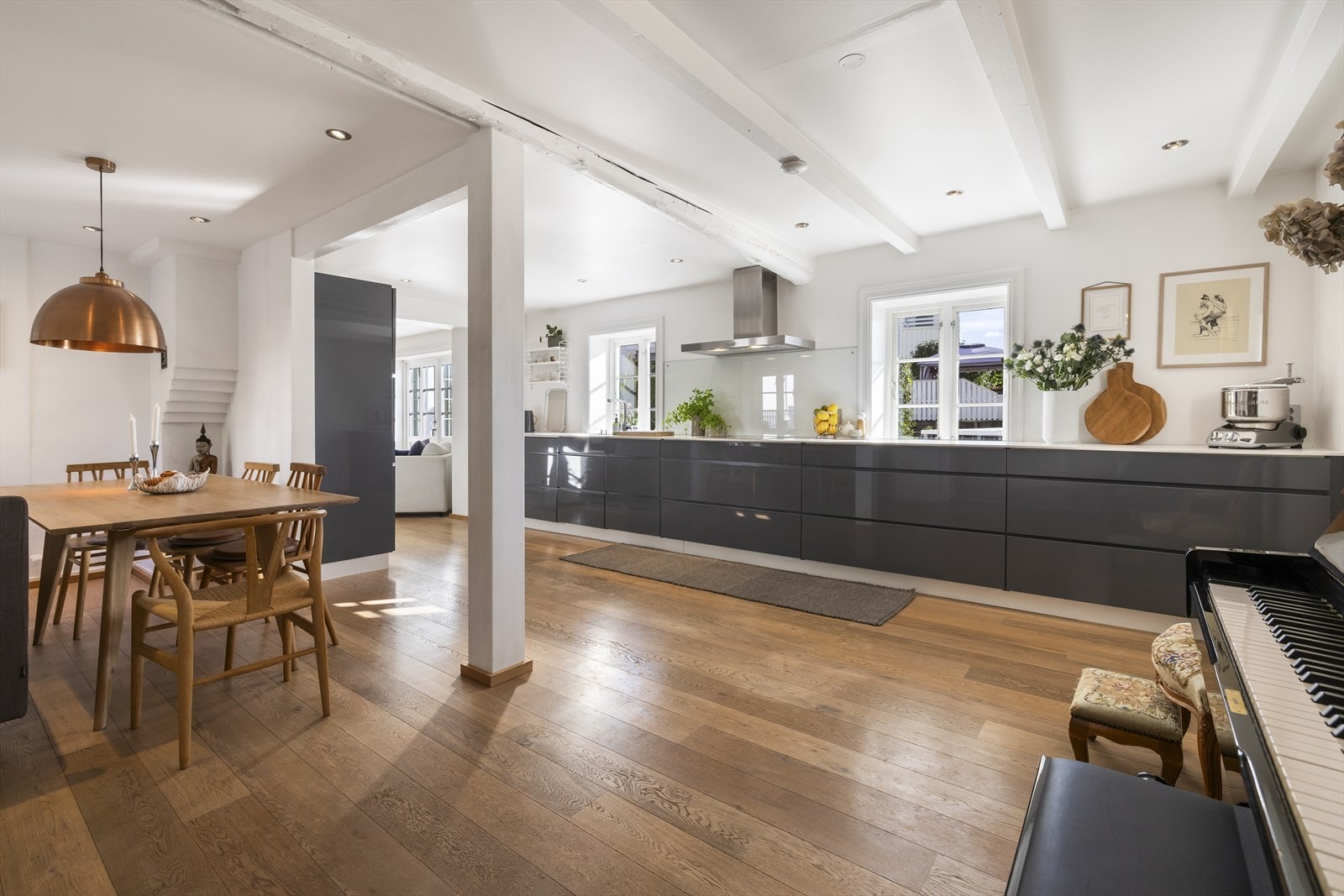 Stort og sosialt spisekjøkken Galleribilde