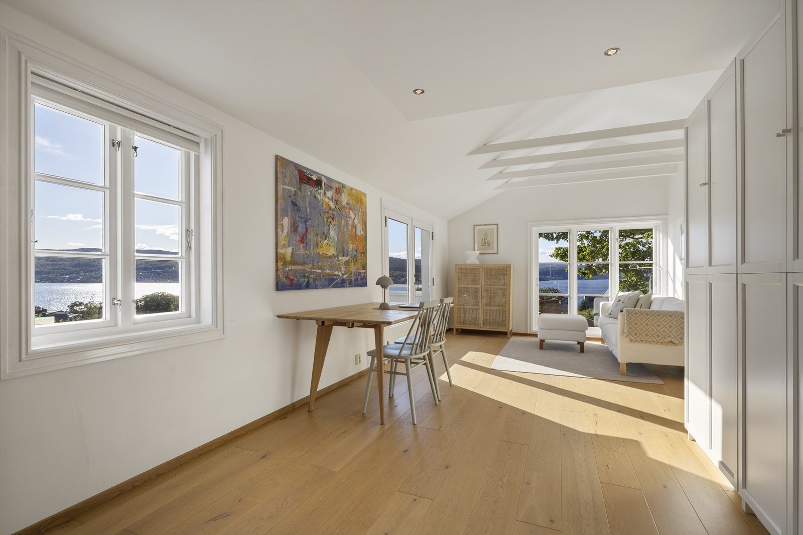 Lys og luftig stue med romslige garderobeskap tilknyttet del av stue mot 2 soverom Galleribilde