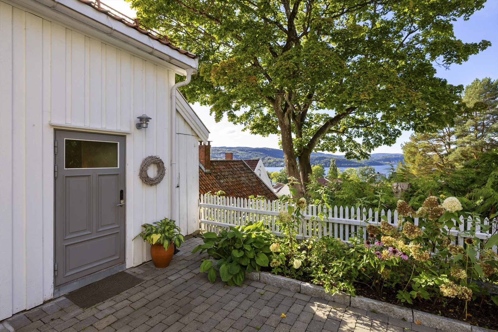 Hyggelig inngangsparti med tilliggende praktisk redskapsbod Galleribilde