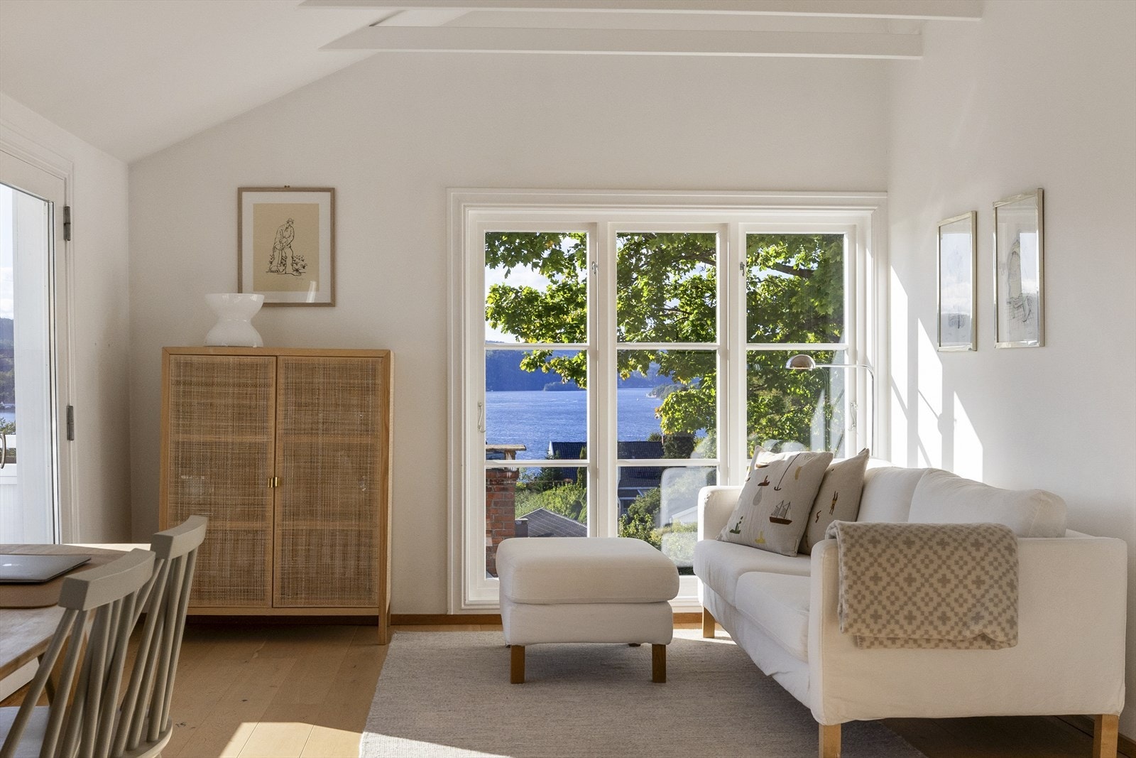 Stue i 2.etasje med nær og nydelig sjøutsikt Galleribilde