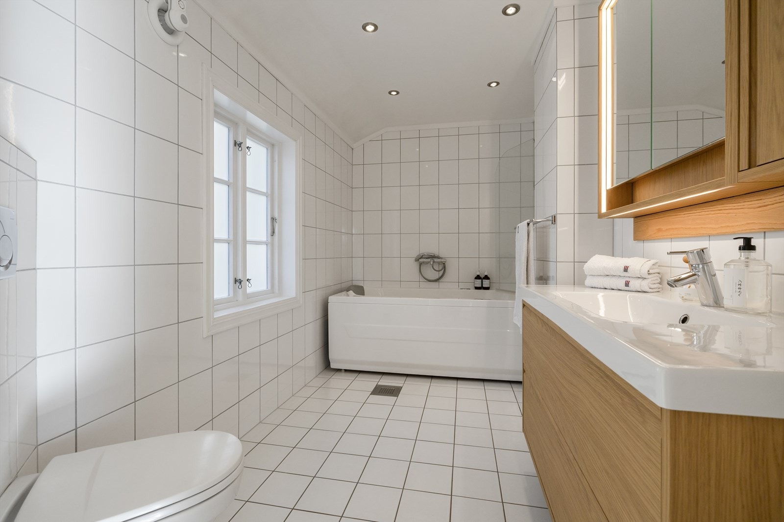 Bad/wc fra 2006. Fliser på gulv m/varme, fliser på vegg og malte flater i tak m/downlights Galleribilde