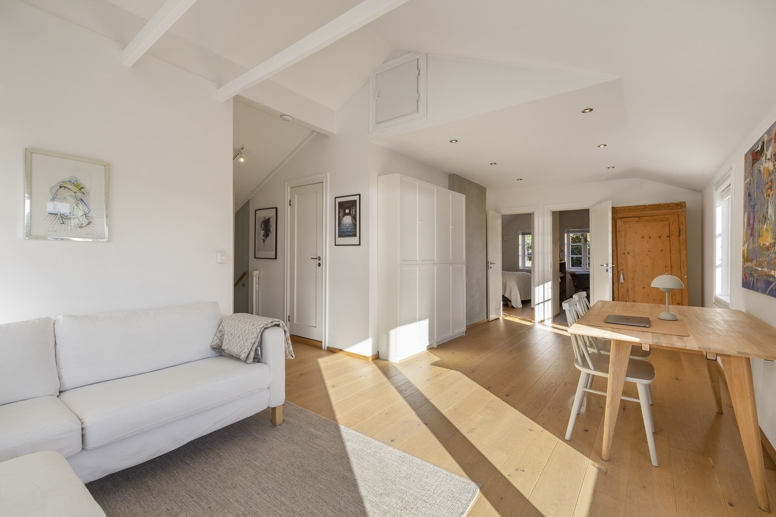 Lagringsmuligheter på deler av tak (luke i stue) Galleribilde