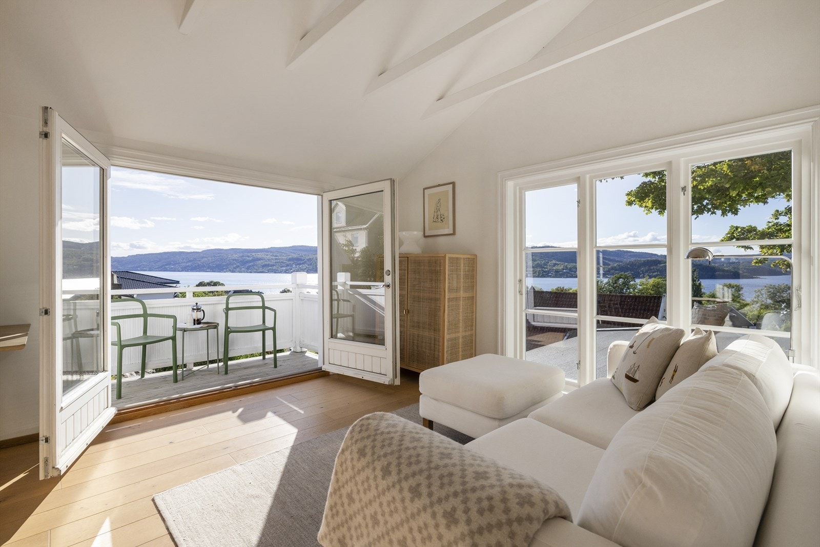 Et nydelig hus som er renovert med varsom hånd og byr på flott utsikt Galleribilde