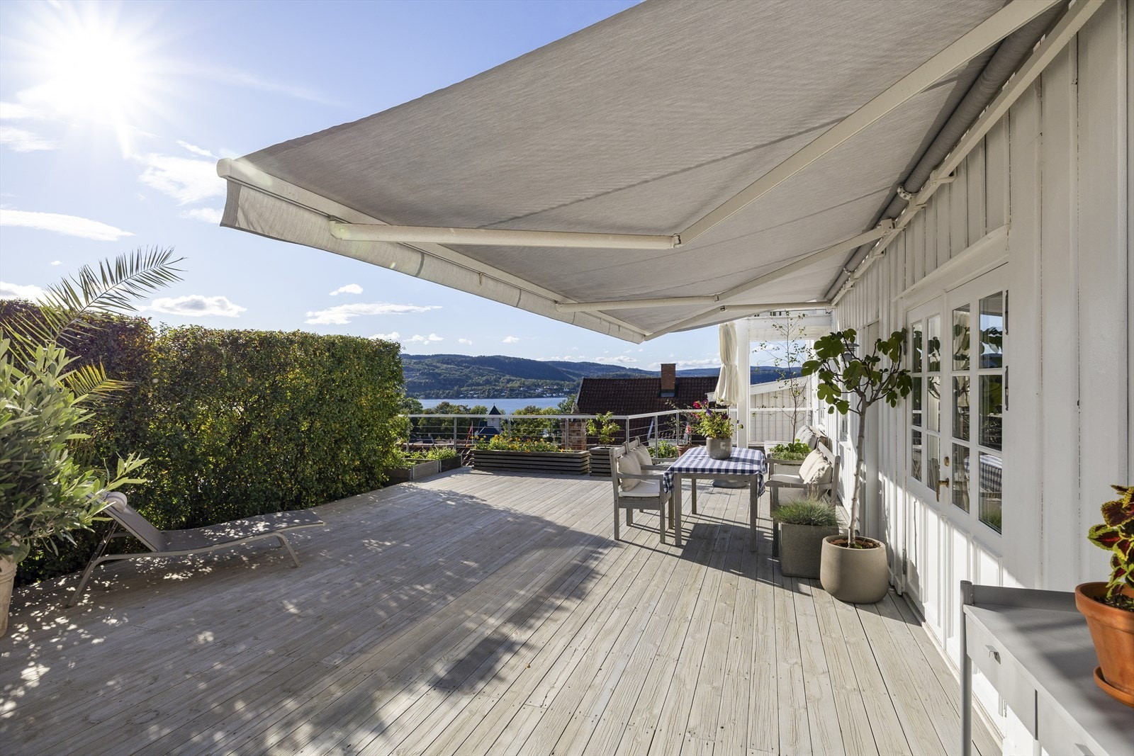 Stor markise som skjermer godt Galleribilde