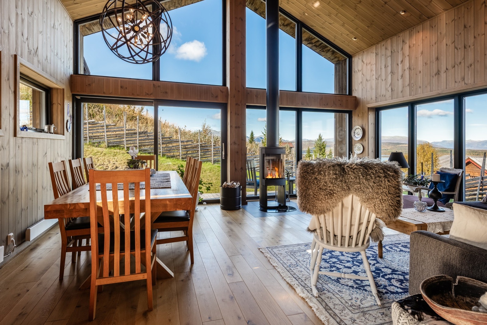 Det høye taket gjør at rommet føles luftig. Galleribilde