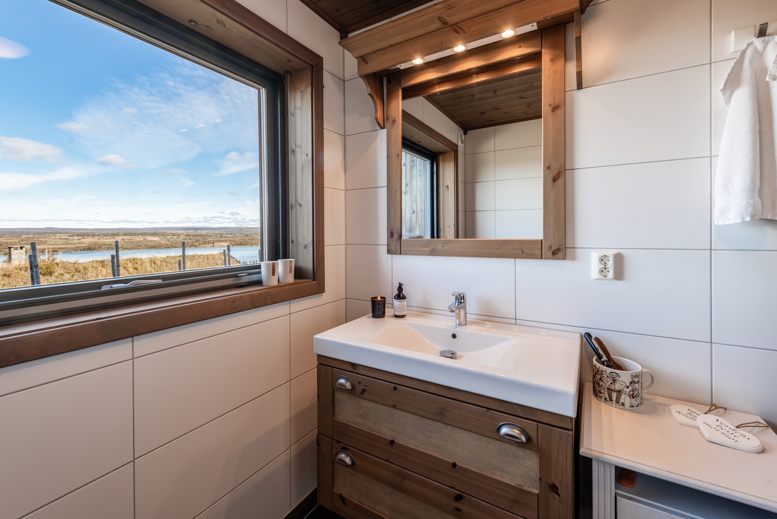 Badrommsinnredningen står i stil med resten av hytta. Galleribilde