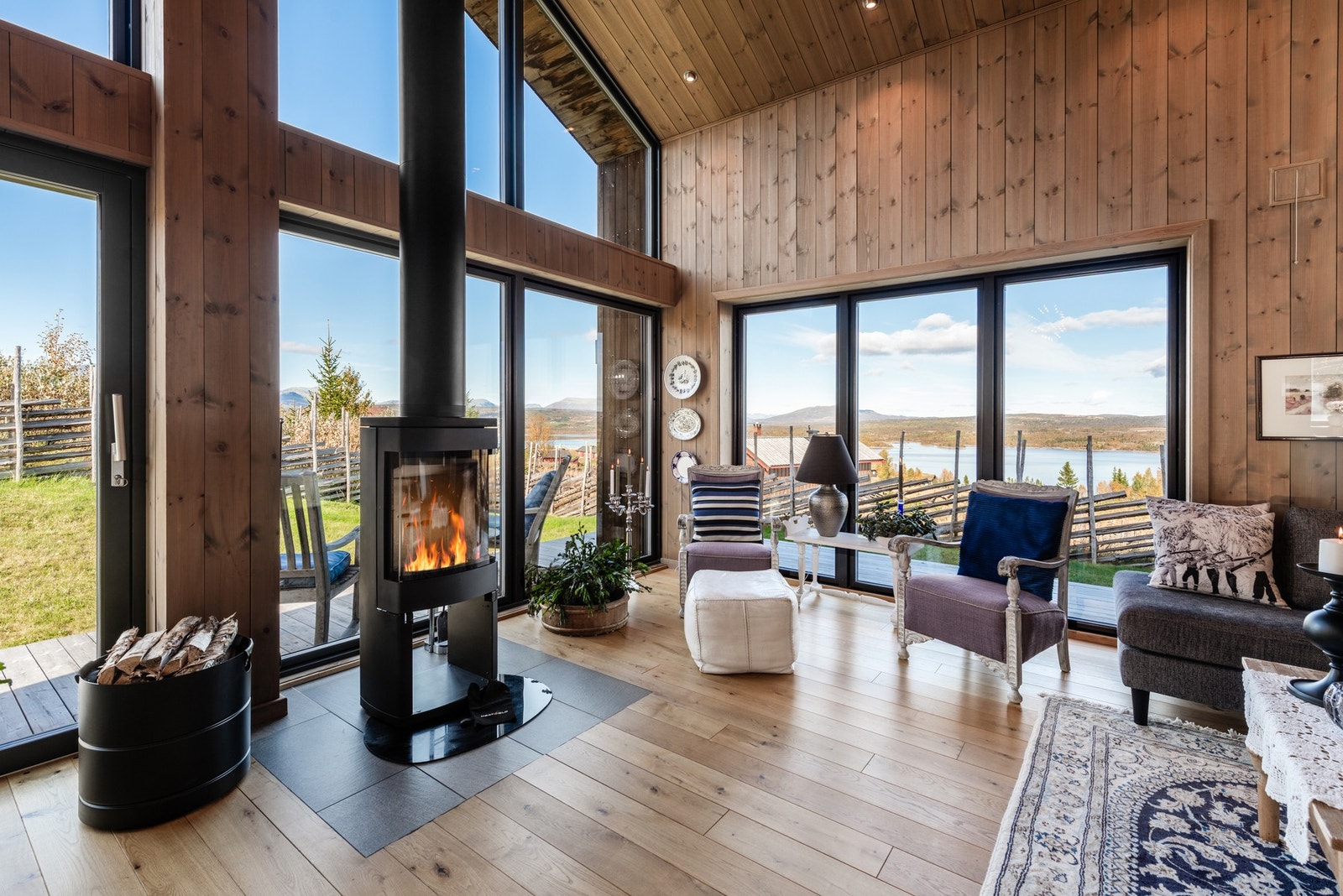 Stuen er omringet at store vinduer og får rikelig med lys. Galleribilde