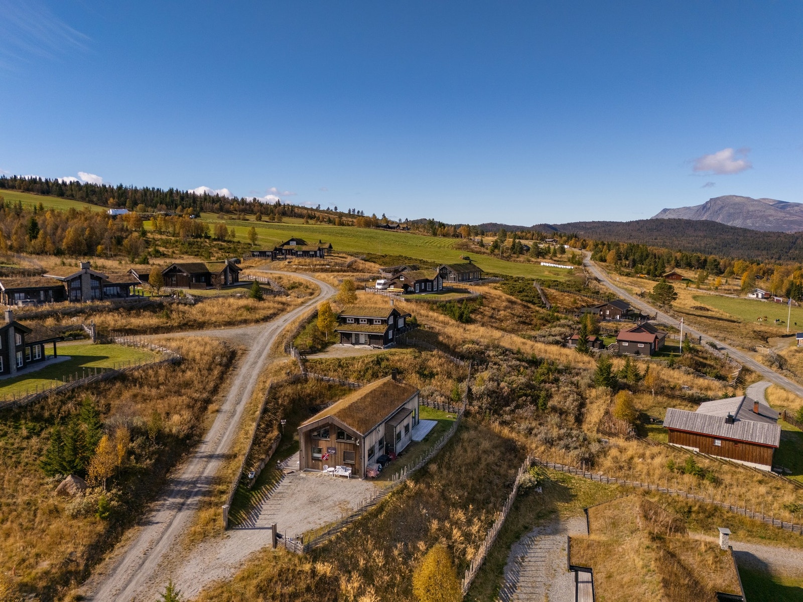 Hytta ligger 2,5 km unne Golsfjellet fjellstue. Galleribilde