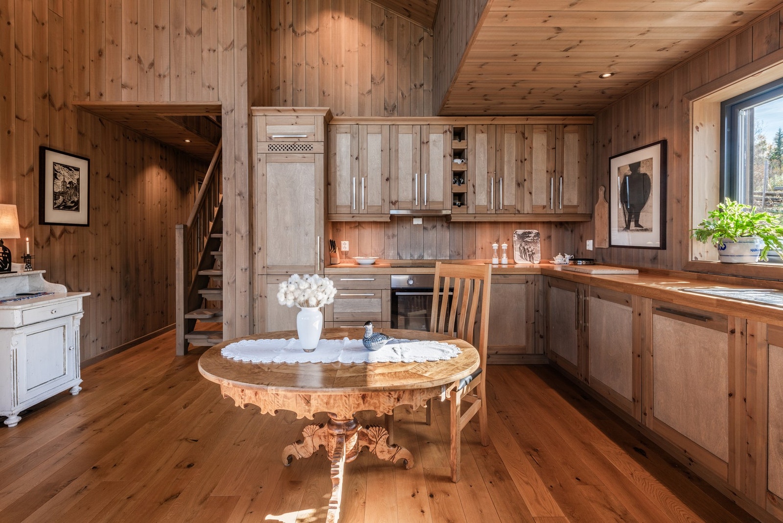 Kjøkken med glatte fronter og heltre benkeplate. Galleribilde