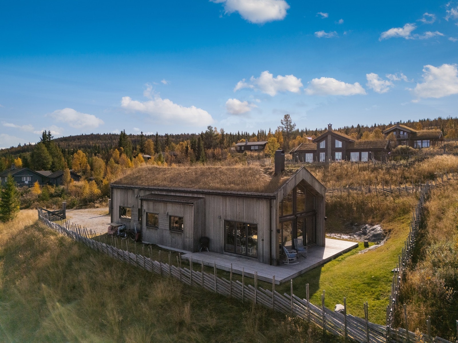 En moderne og stilren hytte fra 2018. Galleribilde