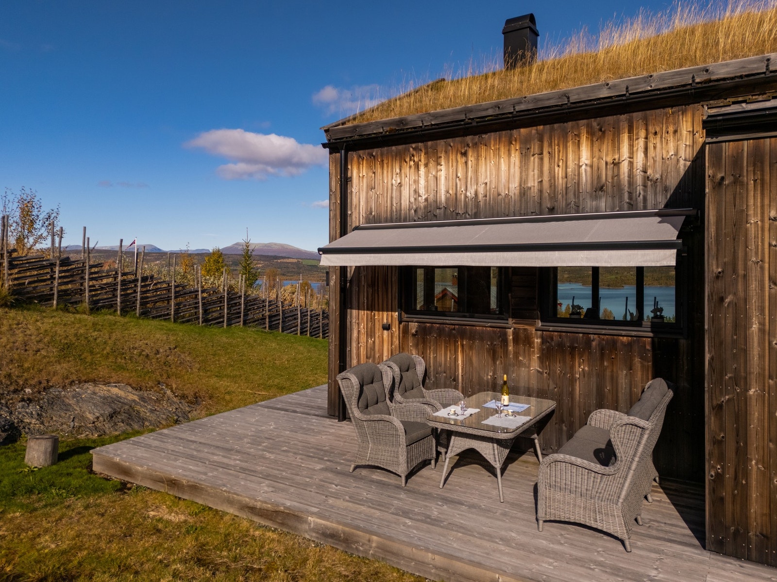 Ute er det god plass til flere sittegrupper. Galleribilde