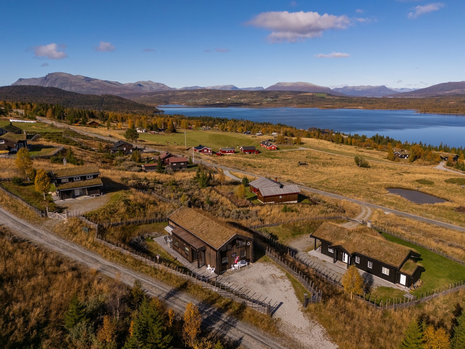 Nydelig utsikt mot ned mot Tisleifjorden, Skogshorn og Jotunheimen. Galleribilde