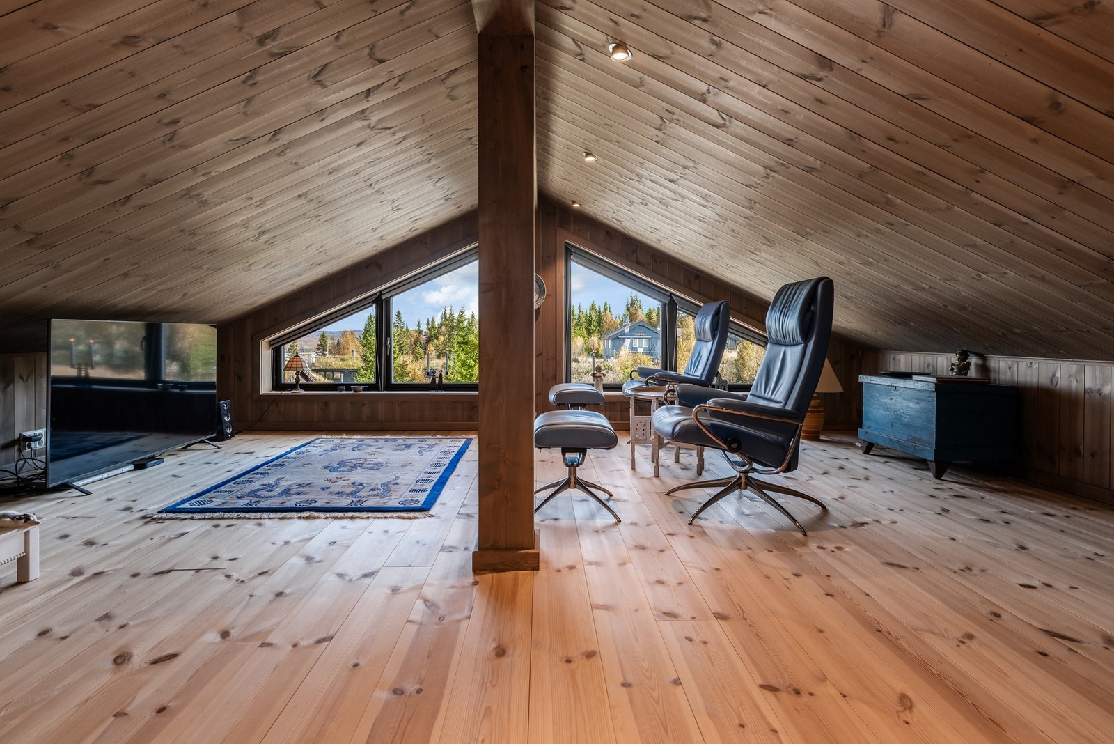 Hemsen/loftsrommet har god plass til tv-stue og bokhyller. Galleribilde