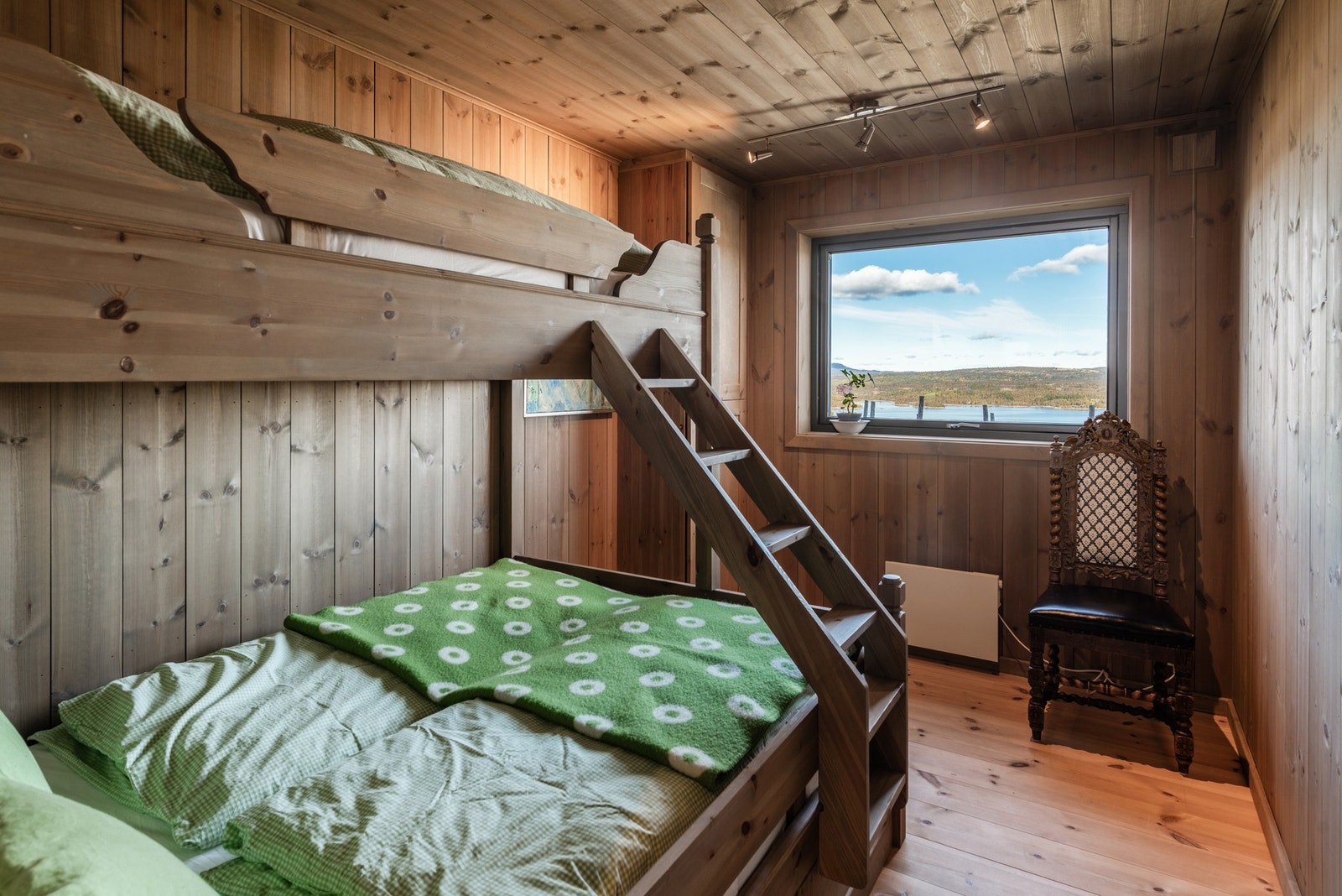 Soverom 3, også med utsikt mot Tisleifjorden. Galleribilde