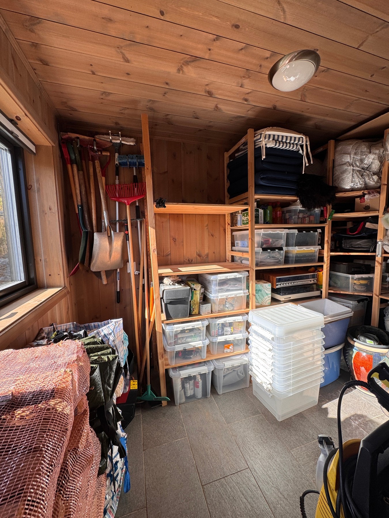 Romslig bod. Galleribilde