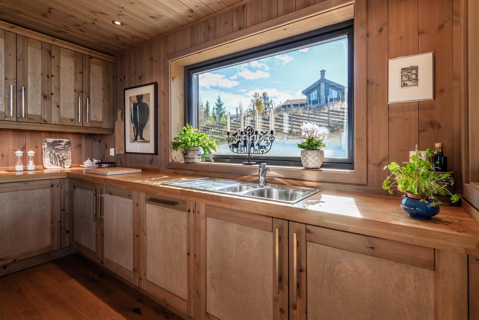 Vinduet gjør at du får rikelig med lys på kjøkkenet. Galleribilde