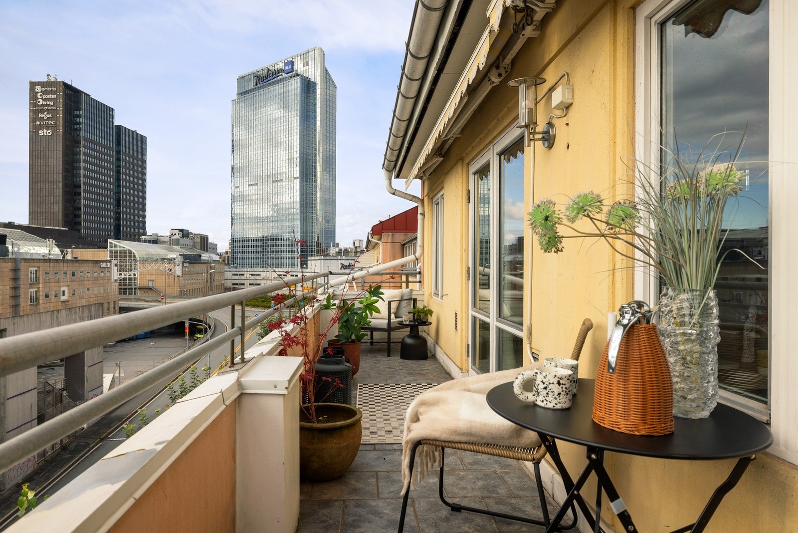 Solrik terrasse med plass til flere møbleringssoner. Digg, eller hva? Galleribilde